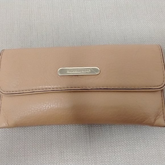MICHAEL KORS Accessories - VINTAGE MICHAEL KORS TAN SLIM WALLET